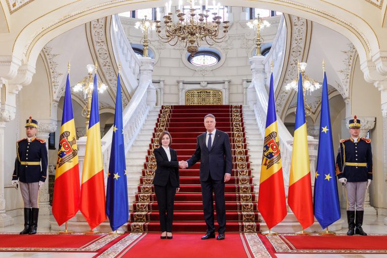 VIDEO/ Klaus Iohannis reiterează sprijinul României pentru R. Moldova. Maia Sandu: „În timp ce unii ne șantajează, alții ne îmbrățișează ”
