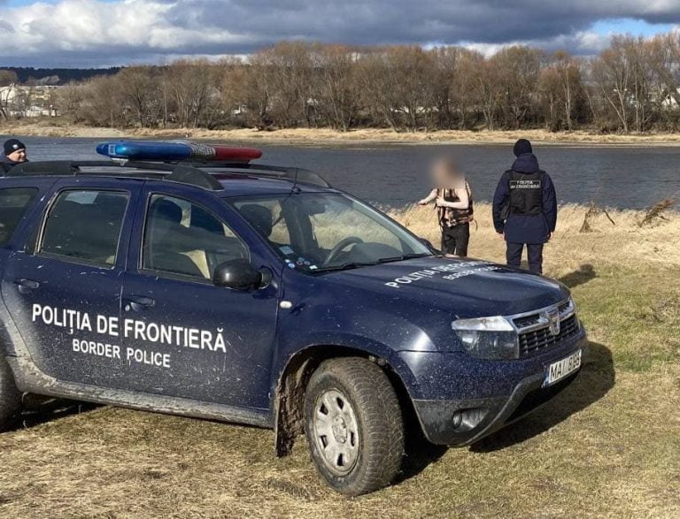 Un ucrainean a ajuns ilegal în R. Moldova traversând înot râul Nistru: A fost solicitată ambulanța
