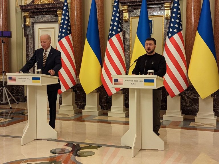 Război în Ucraina, ziua 362: Biden, declarații alături de Zelenski: Amintiți lumii în fiecare zi ce înseamnă curajul