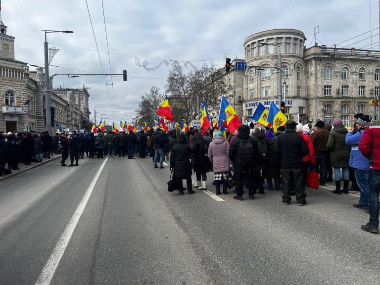 VIDEO/ Tronsonul cuprins între străzile Alecsandri și Pușkin, blocat de protestatari: Poliția îndeamnă șoferii să evite centrul Chișinăului