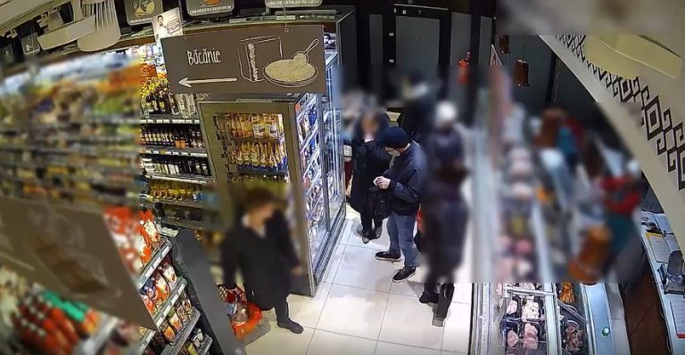 VIDEO/ Furt într-un supermarket din Capitală: Un bărbat, filmat cum sustrage telefonul unui femei din buzunar