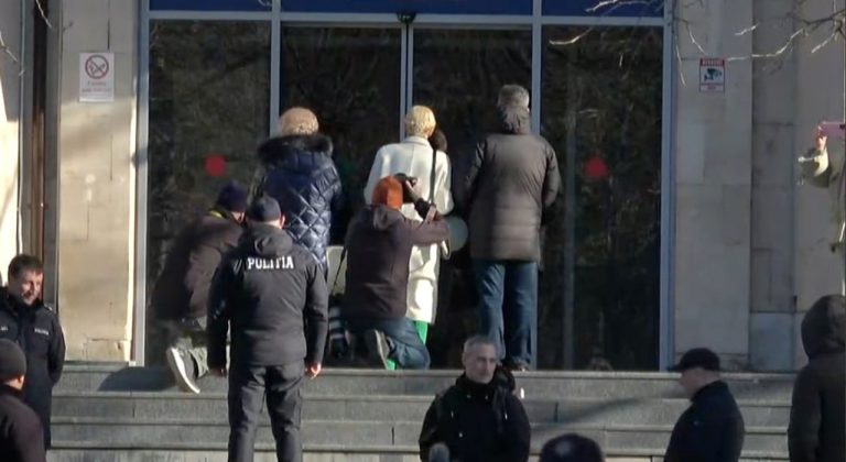 VIDEO/ Protestul s-a încheiat: Deputatele Tauber și Apostolova, lăsate să ducă Rezoluția adoptată de manifestanți la Guvern