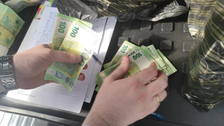 FOTO/ Finanțarea ilegală a partidului „Șor”: Oamenii legii au ridicat peste 2,5 milioane de lei și 50.000 de euro