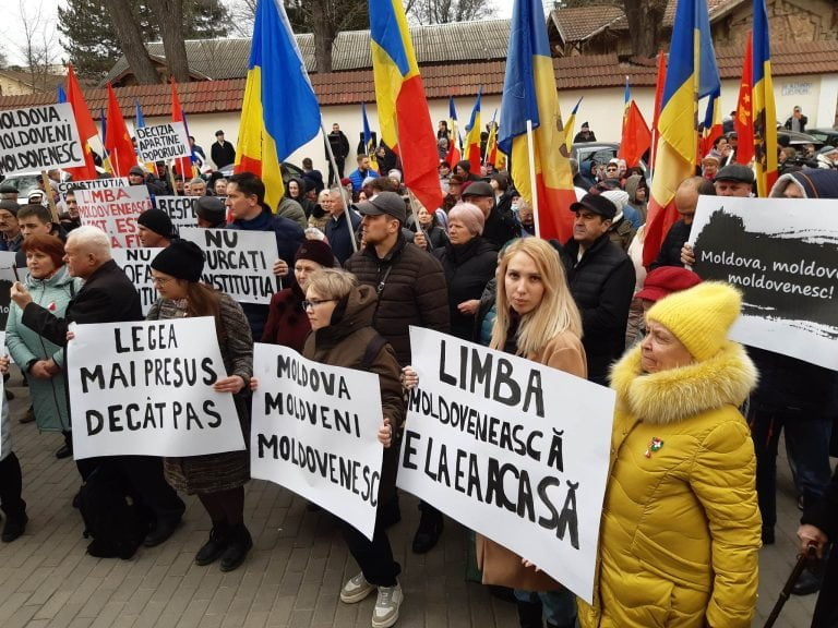 VIDEO/ Comuniștii și socialiștii au protestat la CC: Am ieșit să apărăm Constituția Republicii Moldova. Această fărădelege trebuie oprită
