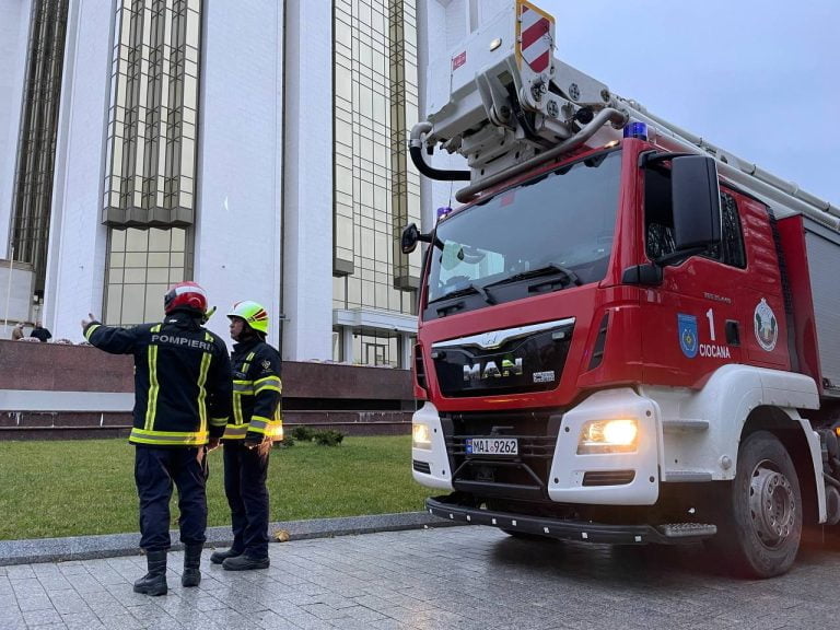 Alarmă de incendiu în clădirea Președinției. 10 echipaje de pompieri, la fața locului