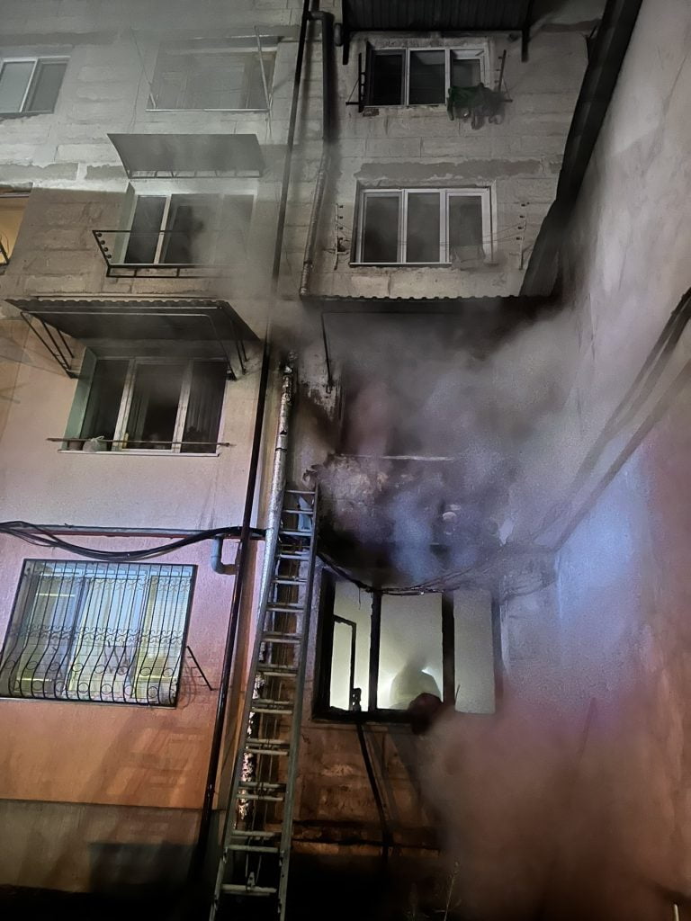 FOTO/ 30 de persoane au fost evacuate în urma unui incendiu produs într-un bloc din Capitală