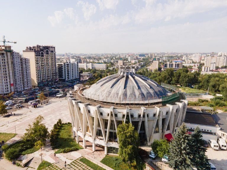 FOTO/ Au început lucrările de reparație a acoperișului clădirii Circului din Chișinău
