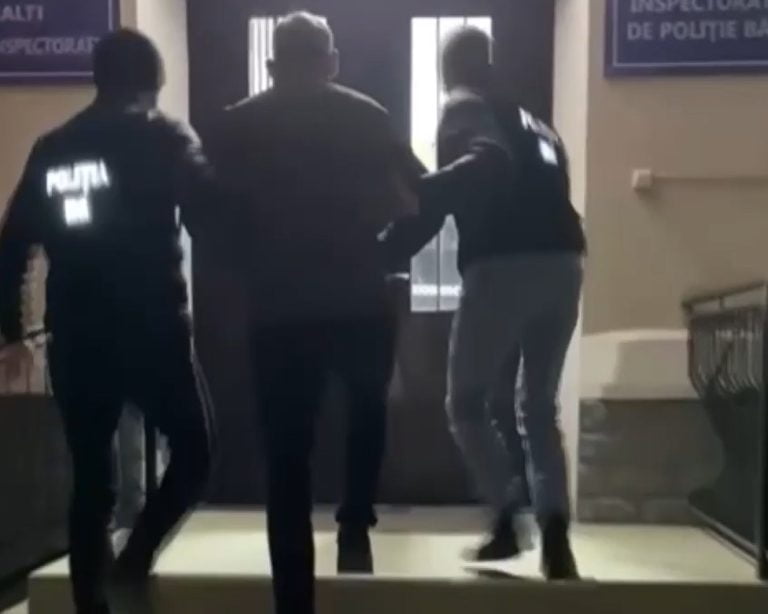 VIDEO/ Un bărbat din Bălți, arestat după ce a fost prins drogat la volan. Marijuana de 600 de mii de lei, ridicată de procurori