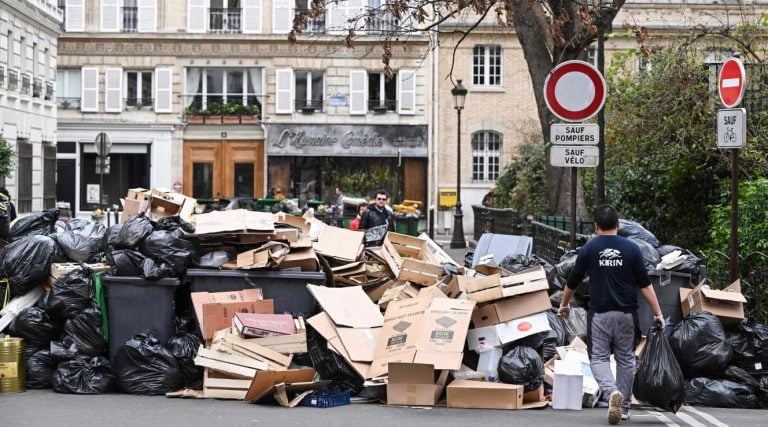 Greva gunoierilor în Paris. Mii de tone de deșeuri pe străzile metropolei franceze