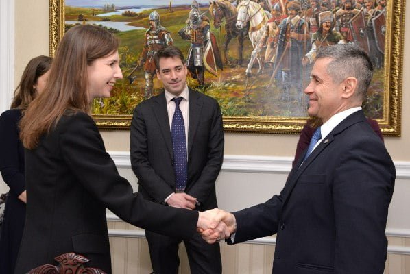 Noua șefă a Oficiului de Legătură NATO la Chișinău, prezentată ministrului apărării