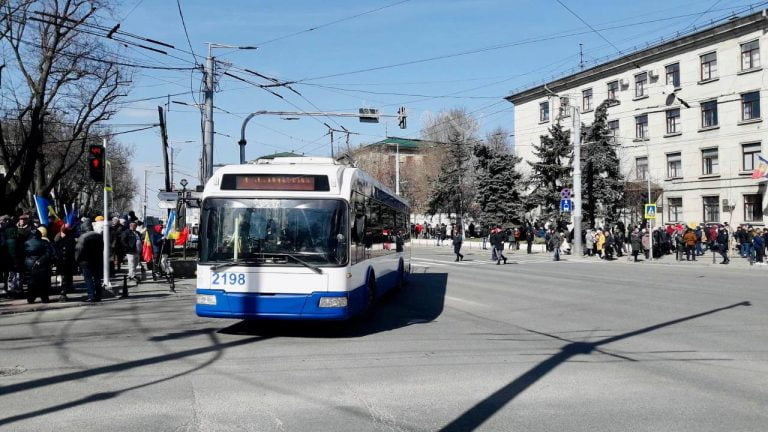Trafic suspendat pe mai multe străzi din Capitală, din cauza protestelor: Cum circulă transportul public