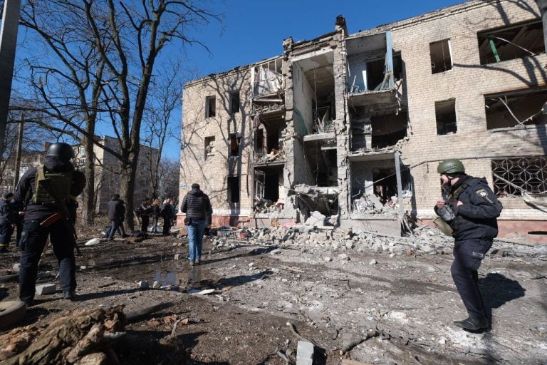 Război în Ucraina, ziua 384: Blocuri bombardate de ruși în Kramatorsk. Mercenarii Wagner s-au pozat fix în același loc ca Zelenski când a vizitat trupele ucrainene în Bahmut