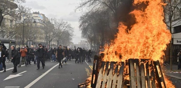 Protestele violente continuă în Franța. Peste 170 de manifestanți, reținuți de poliția franceză