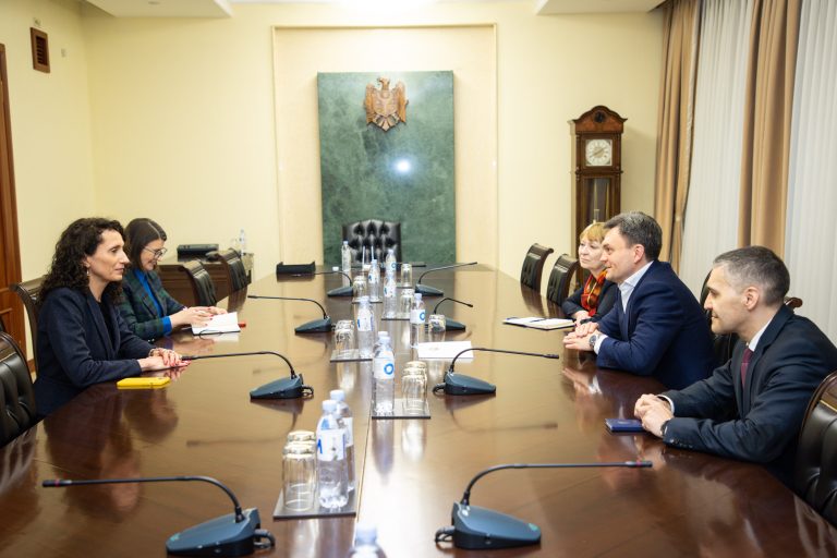 Premierul Recean a discutat cu șefa biroului OMS din Moldova despre creșterea capacitățulor sistemului medical