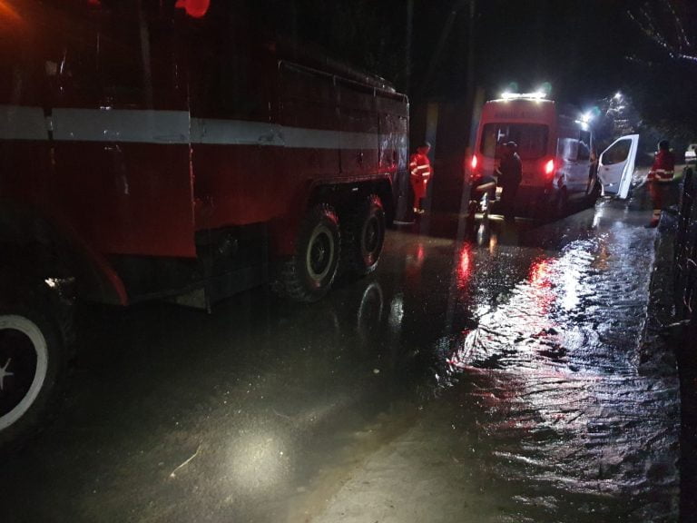 Inundații în mai multe localități din țară. O ambulanță a rămas blocată în noroi