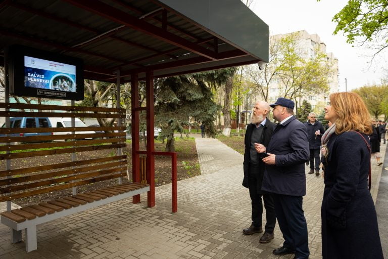 146 de stații de așteptare moderne au fost amenajate în raionul Ungheni