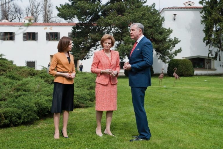 Președinta Sandu, la întrevederea cu Majestatea Sa Margareta și Alteța Sa Regală Principele Radu: „Mizăm pe susținere în următorii pași spre aderare la UE”