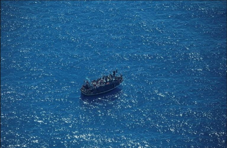 Ambarcațiune cu 400 de migranţi, în derivă între Grecia şi Malta!