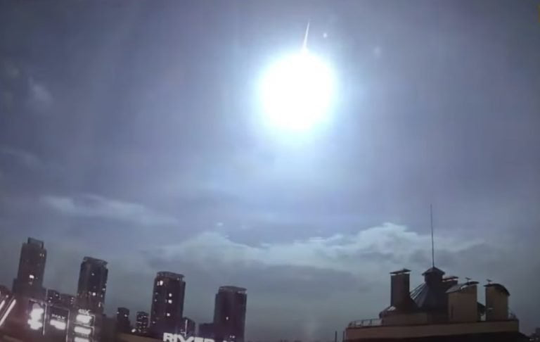 VIDEO/ Un obiect strălucitor a luminat noaptea cerul în Kiev. Confuzie cu privire la cauze