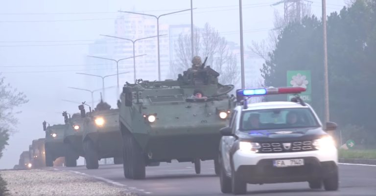 Blindate și vehicule militare, pe străzile Capitalei