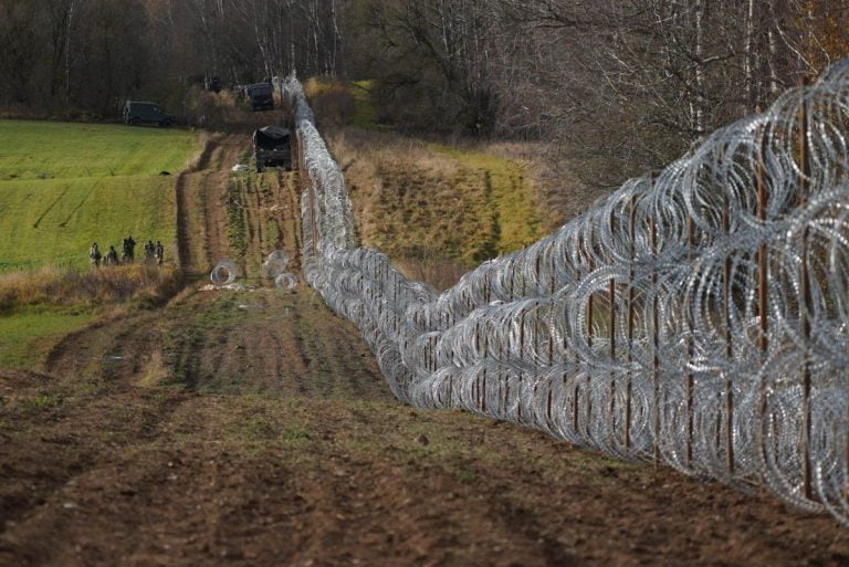 Rusia, tot mai izolată. Polonia construiește un gard electric la frontiera cu exclava rusă Kaliningrad