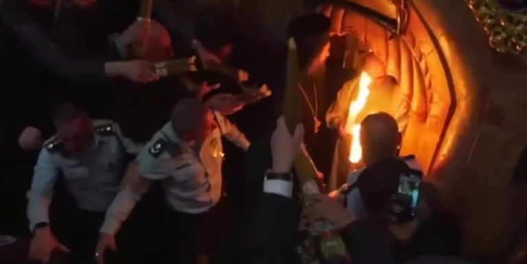 Minunea a avut loc. Sfânta Lumină a coborât și în acest an la Ierusalim
