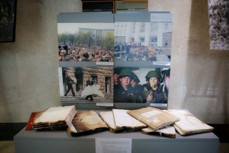 Expoziție dedicată protestelor din 7 aprilie 2009: Obiecte și acte recuperate în urma devastărilor, prezentate în holul Parlamentului