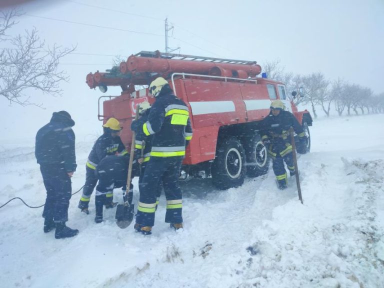 VIDEO/ Ninsori în nordul țării: Un autobuz școlar care transporta 10 copii, blocat în zăpadă