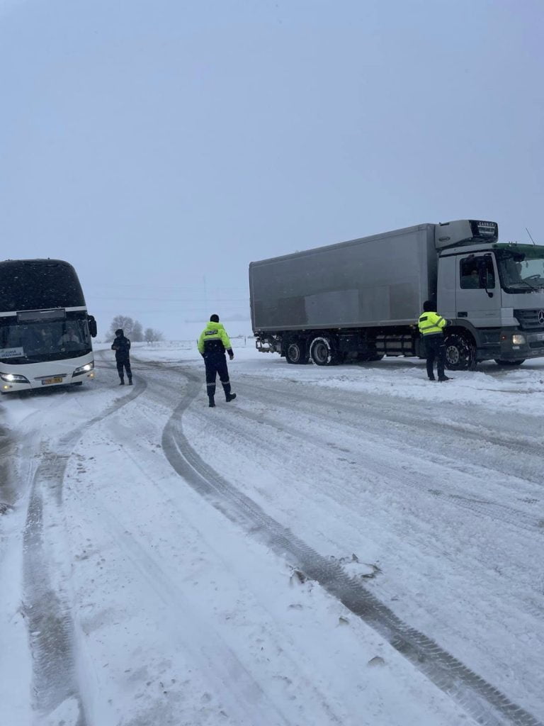 Prudență maximă pe drumurile din nordul țării: Poliția interzice deplasarea mașinilor care nu au anvelope de iarnă