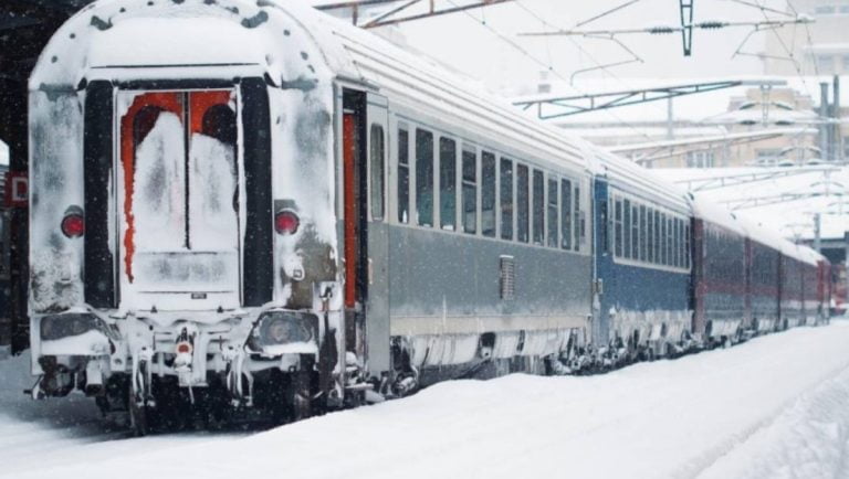 Trenul Chişinău – Bucureşti a rămas blocat la granița dintre România și R. Moldova din cauza zăpezii