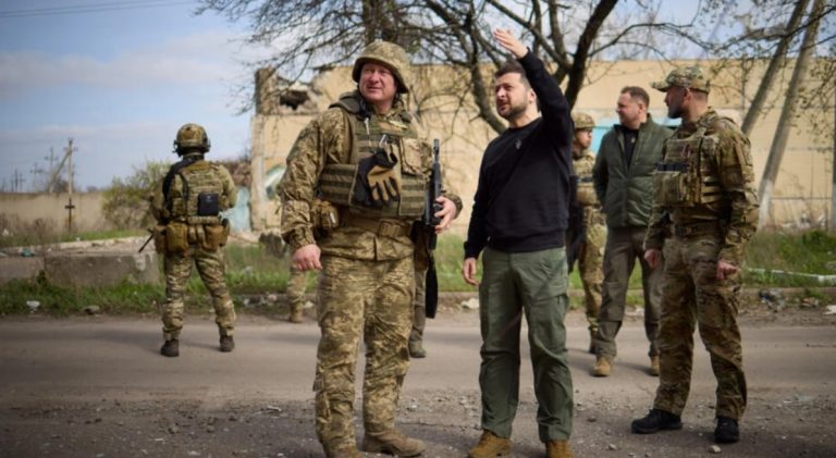 VIDEO/ Zelenski a vizitat oraşul Avdiivka, unul din punctele fierbinţi pe frontul de est din Ucraina