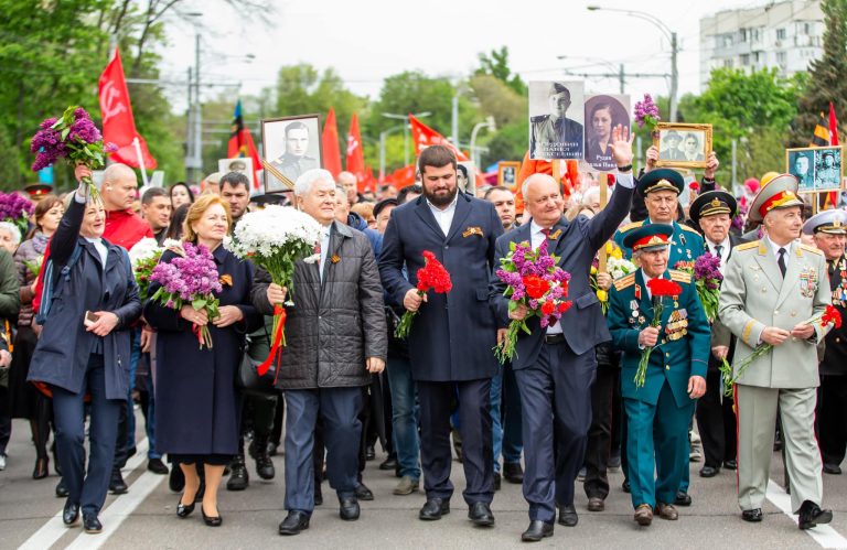 Poliția anunță că a documentat 180 de persoane care au purtat panglica bicoloră la evenimentele de 9 mai: 16 oficiali, dintre care 9 deputați