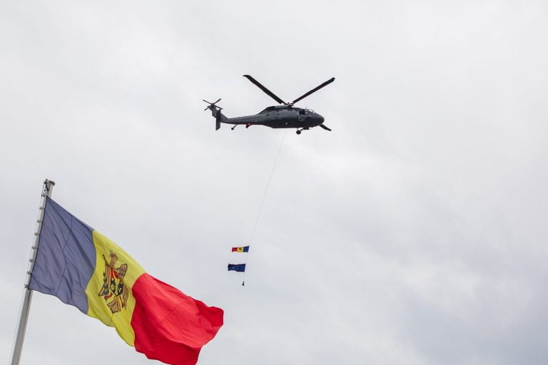 VIDEO/ Elicopterul „Black Hawk” a survolat Chișinăul cu drapelele R. Moldova și UE