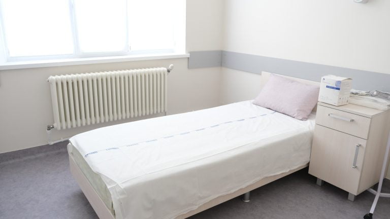 Un pacient, găsit mort la 15 zile după ce a fugit pe fereastră. Explicațiile administrației spitalului