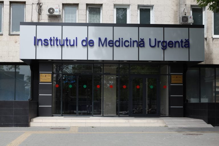 (VIDEO) Deșeuri umane medicale, blocate în frigidere la Chișinău