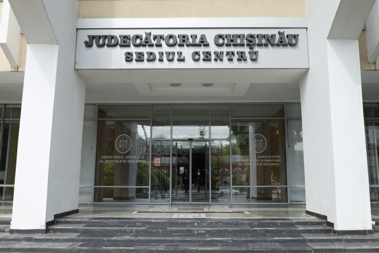 Alertă cu bombă la Judecătoria Chișinău, sediul Centru