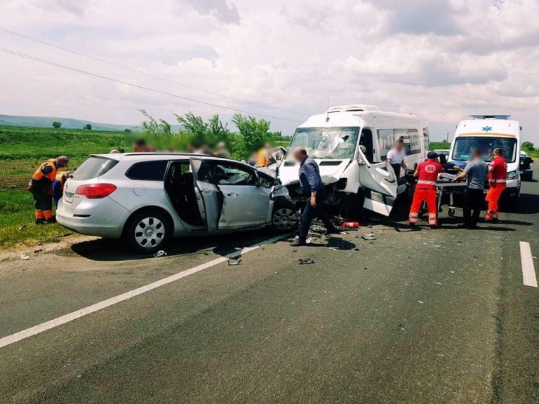 Grav accident la Orhei, cu implicarea unui microbuz de rută: Două persoane au murit, iar alte 12 au fost rănite