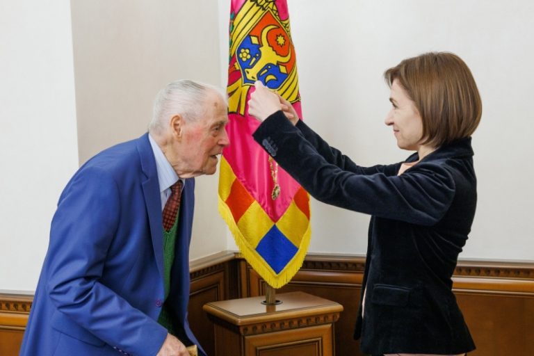 Maia Sandu i-a conferit distincția „Ordinul Republicii” doctorului habilitat Petru Tarhon