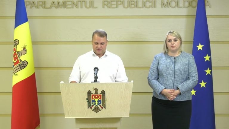 Deputații neafiliați, Alexandr Nesterovschi și Irina Lozovan, au aderat la Partidul „Renaștere”