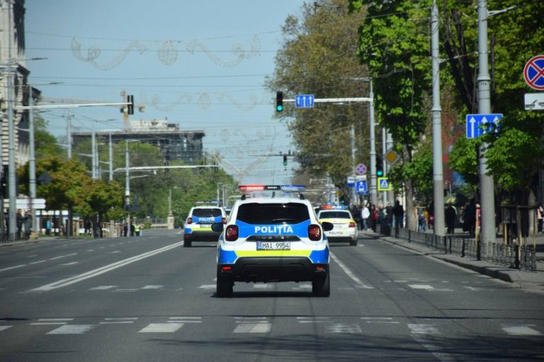 Trei zile cu reguli speciale pe artele Chișinăului. Polițiștii îndeamnă oamenii să stea acasă dacă nu au urgențe