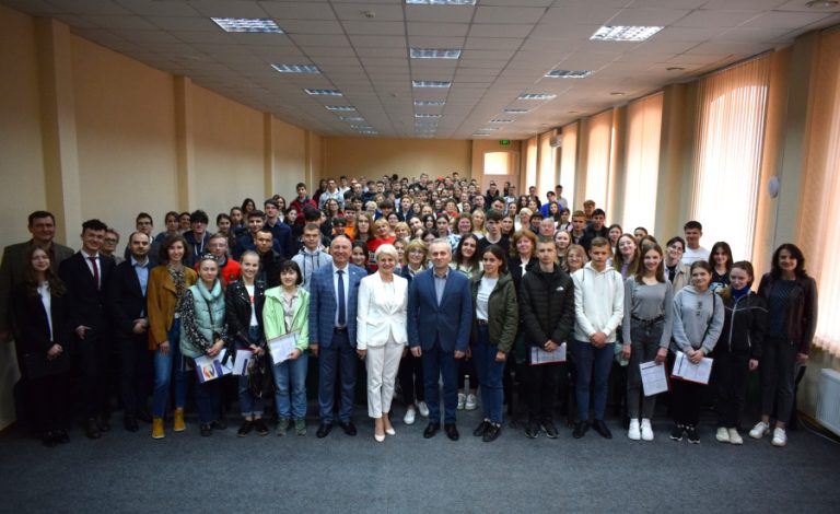 172 de elevi participă la Olimpiada Republicană de Geografie