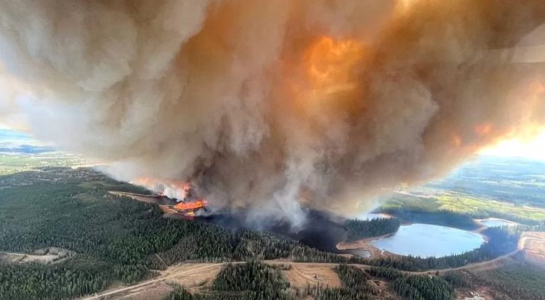 Incendii puternice de vegetație în Canada și Rusia. Mii de oameni au fost evacuați