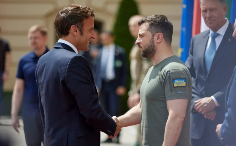Macron şi-a reiterat angajamentul faţă de Zelenski de a oferi „orice ajutor necesar”