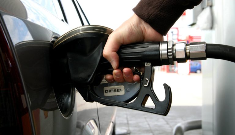 Prețul unui litru de motorină a scăzut sub 19 lei