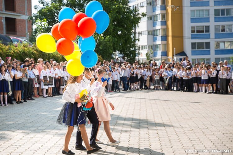 Răsună ultimul clopoțel în școlile din R. Moldova: Mesajul ministrului Educației