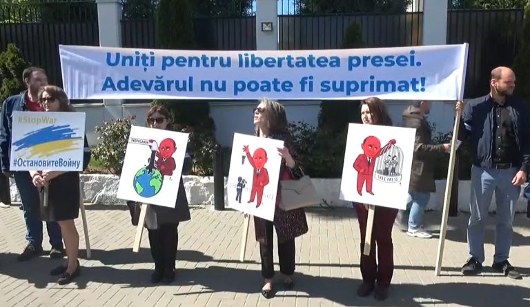 VIDEO/ Flashmob în fața ambasadei Federației Ruse la Chișinău, de Ziua Mondială a Libertății Presei: Am venit să spunem NU războiului!