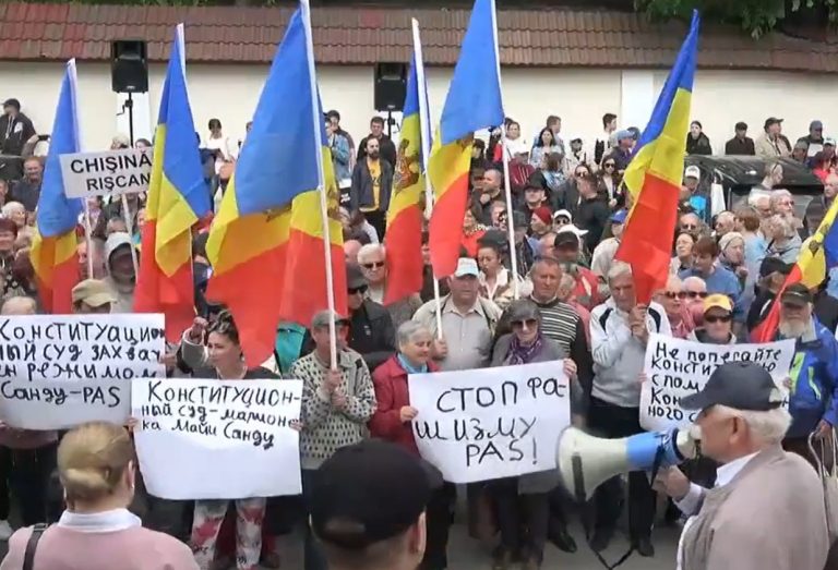 VIDEO/ Membrii și simpatizanții Partidului Șor protestează la CC: „Jos dictatura!”, „Noi suntem poporul!”