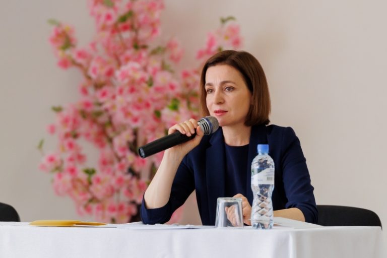 FOTO/ Maia Sandu, în discuții cu oamenii din Cărpineni: Dezvoltarea micilor afaceri în sate este esențială