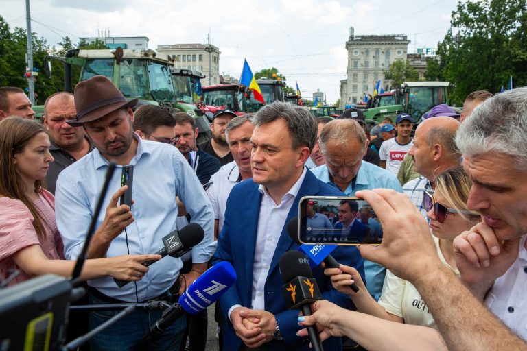 VIDEO/ Proteste cu tractoare în Capitală: Premierul Dorin Recean a ieșit în fața protestatarilor