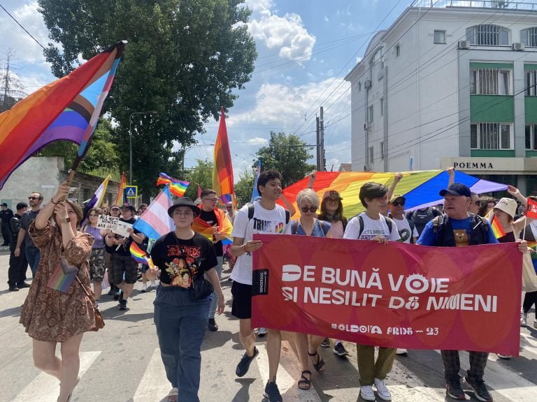 VIDEO/ Marș organizat de comunitatea LGBT în Capitală. Zeci de enoriași strigă: „Stop propagării homosexualității!”